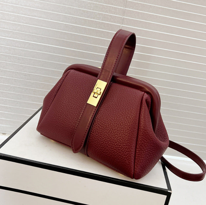 Shoulder Bag Is Fashionable And Stylish